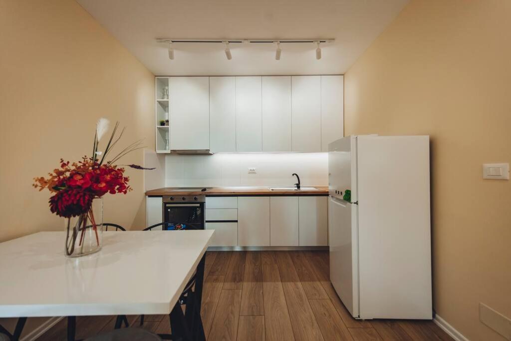 Luxury Apartment At Myslym Shyri Tirana Eksteriør billede