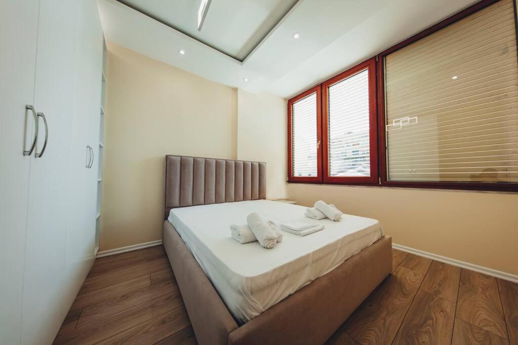 Luxury Apartment At Myslym Shyri Tirana Eksteriør billede